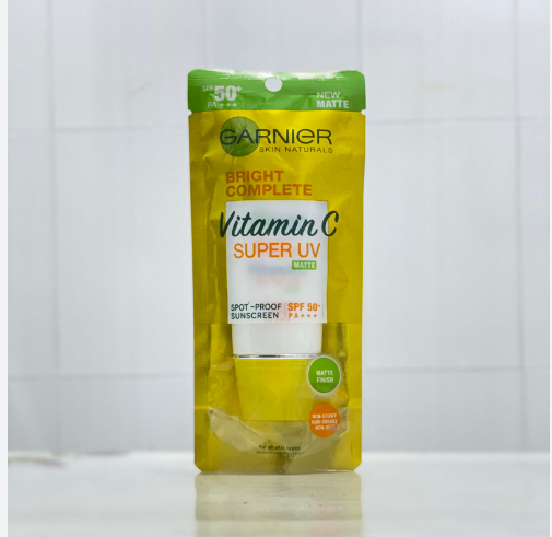 Garnier Bright Complete Vitamin C Super UV Matte Spot-Proof Sunscreen Spf 50