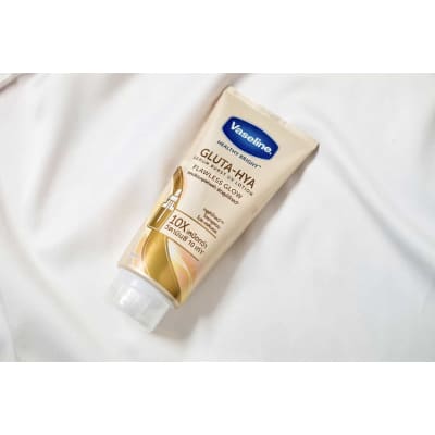 Vaseline Gluta-HYA Flawless Glow Serum Lotion Pink