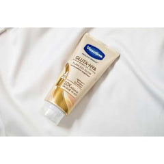 Vaseline Gluta-HYA Flawless Glow Serum Lotion Pink